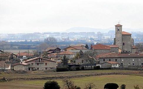 Panorámica del casco urbano de Mendoza, con la vista al fondo de las edificaciones de la capital, Vitoria.