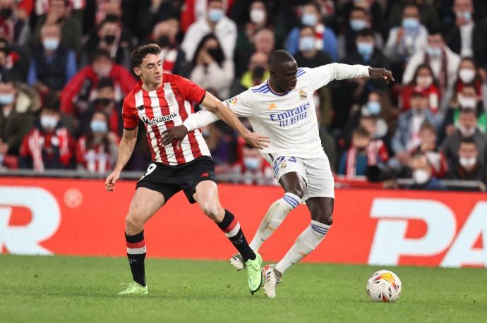 Ferland Mendy pugna por un balón con Oier Zarraga.