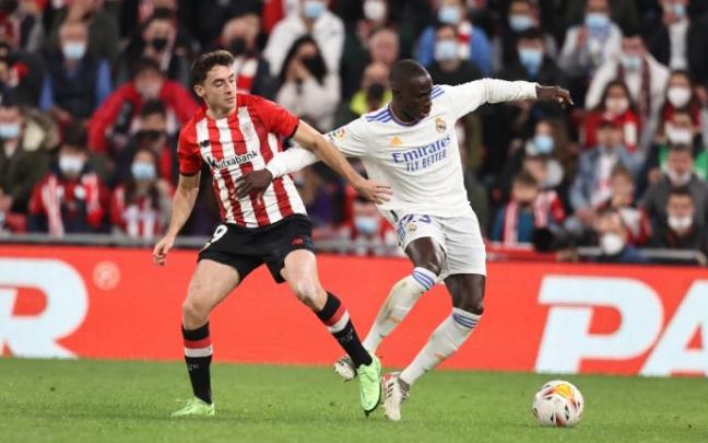 Ferland Mendy pugna por un balón con Oier Zarraga.