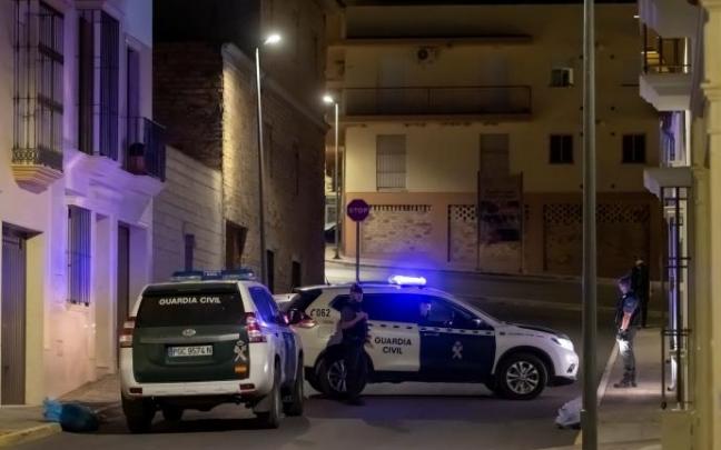 La Guardia Civil mantiene acordonada la vivienda de la madre de la víctima La Guardia Civil mantiene acordonada la vivienda de la madre de la víctima