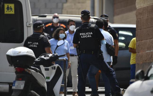 Varios policías junto a menores marroquíes. Varios policías junto a menores marroquíes.