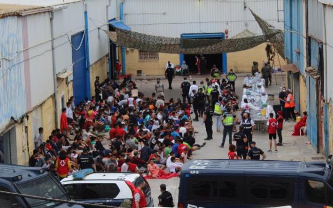 Un grupo de menores marroquíes en Ceuta. Un grupo de menores marroquíes en Ceuta.