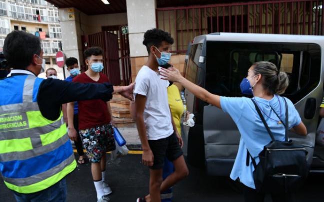 Varios menores marroquíes, en las puertas del juzgado en Ceuta. Varios menores marroquíes, en las puertas del juzgado en Ceuta.