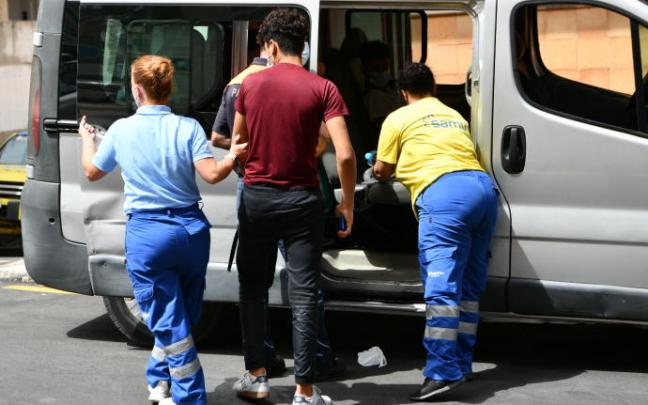 Trabajadores ayudan a uno de los menores marroquíes a las puertas del juzgado tras presentar una denuncia solicitando habeas corpus. Trabajadores ayudan a uno de los menores marroquíes a las puertas del juzgado tras presentar una denuncia solicitando habeas corpus.