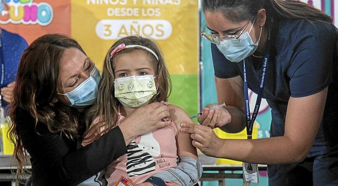 Vacunación infantil en Chile, que es uno de los pocos países que está inoculando a menores de seis años. Foto: Efe