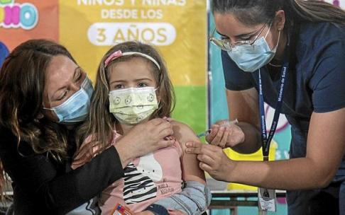 Vacunación infantil en Chile, que es uno de los pocos países que está inoculando a menores de seis años. Foto: Efe