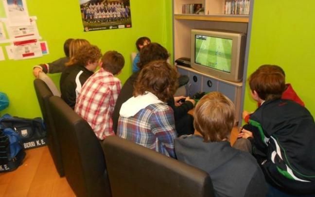 Jóvenes en una lonja.