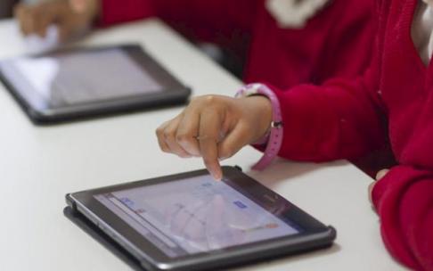 Niños manejando tablets Niños manejando tablets