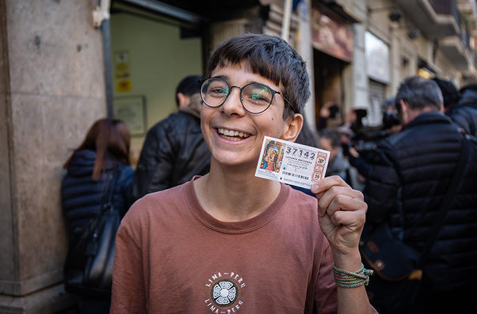 El niño Cosmin Rotariu resultó agraciado con el primer premio de la Lotería de El Niño 2019.