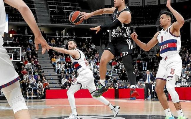 Strazel dobla el balón ante el acoso de Baldwin y la mirada de Peters. Foto: Euroliga