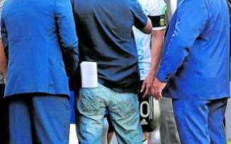 Neymar y Messi discutiendo con los funcionarios de sanidad. Foto: Efe Neymar y Messi discutiendo con los funcionarios de sanidad. Foto: Efe