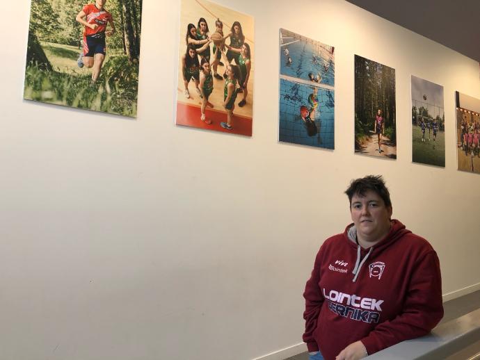 María Mentxaka posa junto a alguna de sus fotografías.