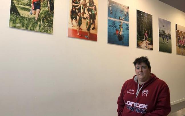 María Mentxaka posa junto a alguna de sus fotografías.