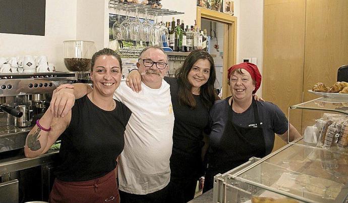 Pedro Olano, junto a sus tres empleadas en el Aitona-Amonen Etxea de Intxaurrondo. Foto: Iker Azurmendi