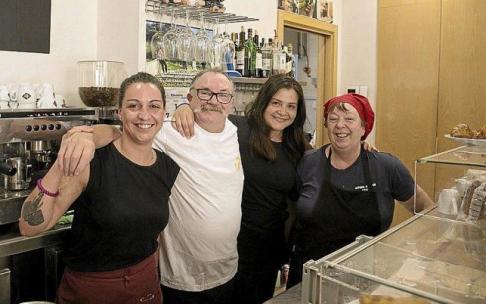 Pedro Olano, junto a sus tres empleadas en el Aitona-Amonen Etxea de Intxaurrondo. Foto: Iker Azurmendi