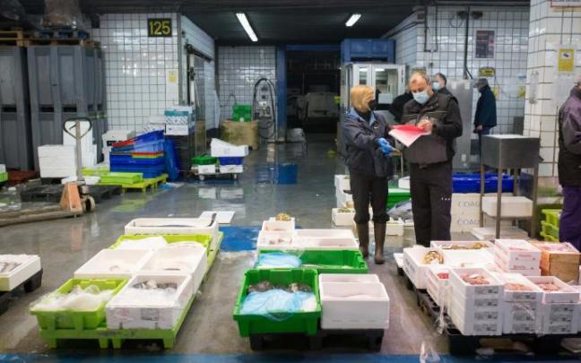 Los productos con más demanda son el marisco, la merluza o el besugo; los habituales en estas fechas estivales. Los productos con más demanda son el marisco, la merluza o el besugo; los habituales en estas fechas estivales.