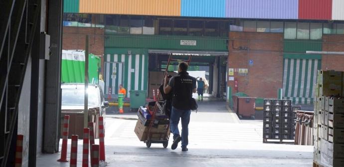 Una persona, cargando cajas en Mercabilbao.