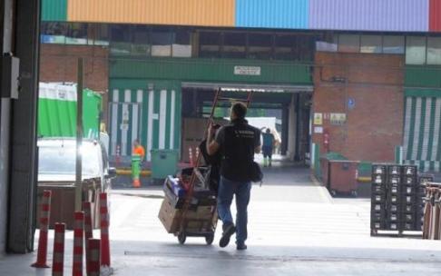 Una persona, cargando cajas en Mercabilbao.