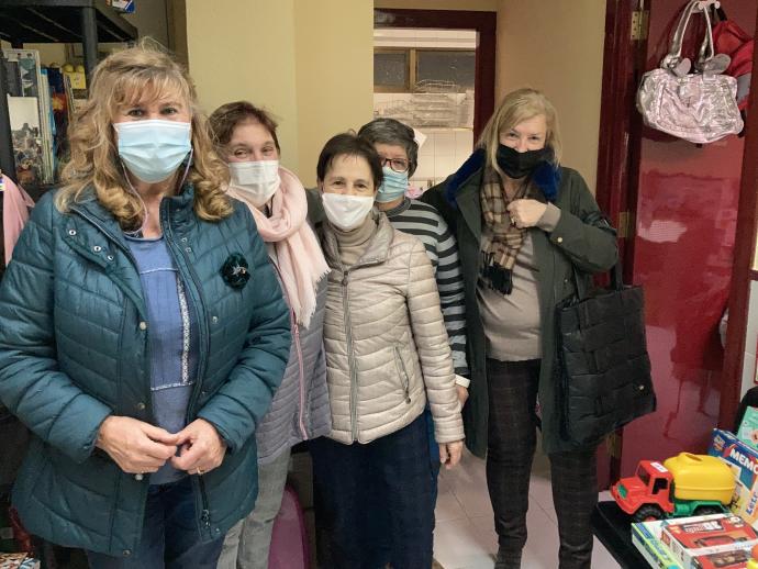 Varias de las basauritarras que han organizado el mercadillo solidario para recaudar fondos.