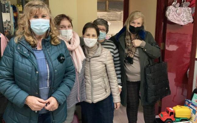 Varias de las basauritarras que han organizado el mercadillo solidario para recaudar fondos. Varias de las basauritarras que han organizado el mercadillo solidario para recaudar fondos.
