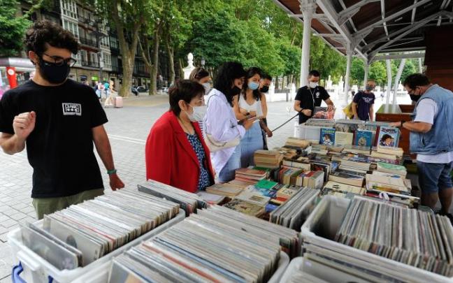 Varios viandantes se paran frente a los puestos del mercado del coleccionismo que se celebra ahora en el Arenal. Varios viandantes se paran frente a los puestos del mercado del coleccionismo que se celebra ahora en el Arenal.