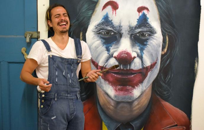 Un sonriente Borja Muñoz, con un retrato del 'Joker' de fondo.