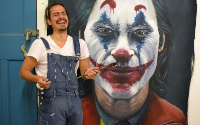 Un sonriente Borja Muñoz, con un retrato del 'Joker' de fondo. Un sonriente Borja Muñoz, con un retrato del 'Joker' de fondo.