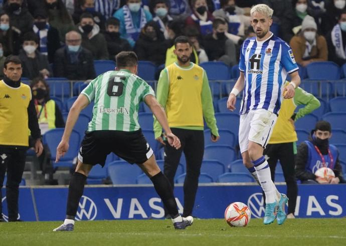 Januzaj encara al bético Víctor Ruiz durante el partido de Copa del pasado febrero en Anoeta.