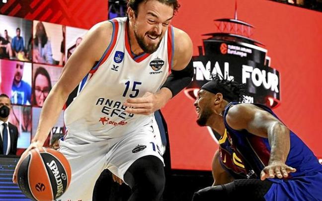 Sanli compartirá juego interior con Davies en el Barcelona a partir del próximo ejercicio. Foto: Euroliga