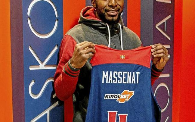 Frantz Massenat durante su presentación oficial ayer como nuevo jugador del Baskonia. Foto: Efe