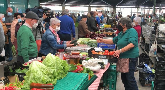 El de ayer lunes fue "un día más" para los vendedores habituales del mercado de los lunes de Gernika-Lumo.