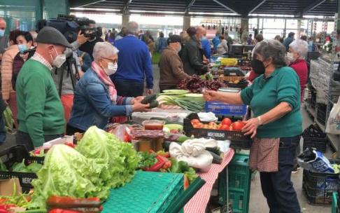 El de ayer lunes fue "un día más" para los vendedores habituales del mercado de los lunes de Gernika-Lumo.