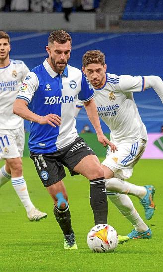 Luis Rioja conduce el balón durante el último partido entre el Alavés y el Madrid en el Bernabéu. Foto: Área 11