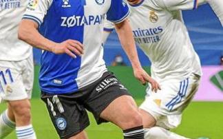 Luis Rioja conduce el balón durante el último partido entre el Alavés y el Madrid en el Bernabéu. Foto: Área 11