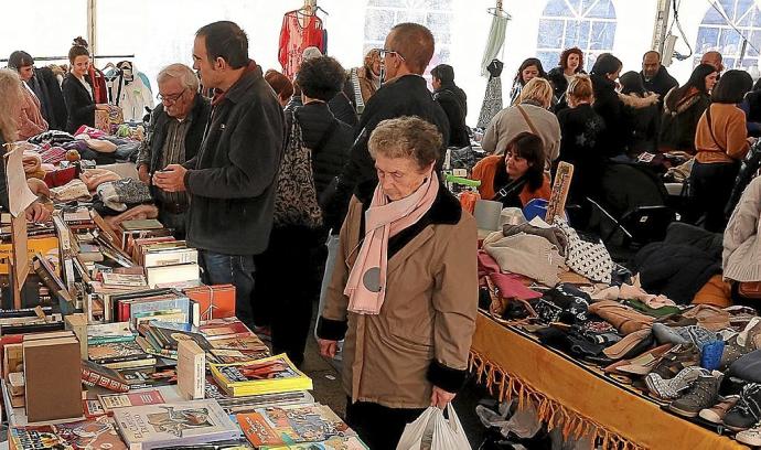 Varias personas en torno a los puestos del primer mercado navideño de segunda mano que se hizo en 2019.