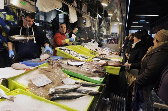 Pescadería en el mercado de la Ribera de Bilbao