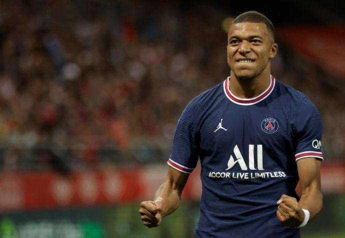 Kylian Mbappe marca un gol con el PSG