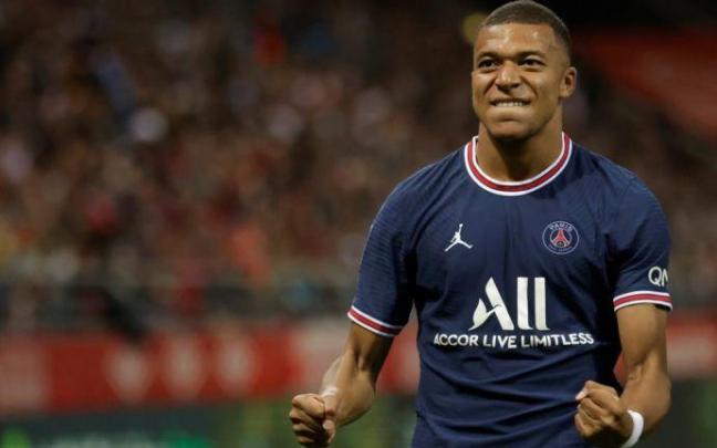 Kylian Mbappe marca un gol con el PSG