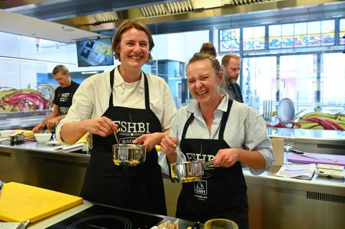 Jessica Jungbauer y Minta Malgosia en la clase de cocina en el mercado La Ribera