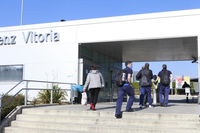 Trabajadores acceden a la planta de Mercedes en Gasteiz.