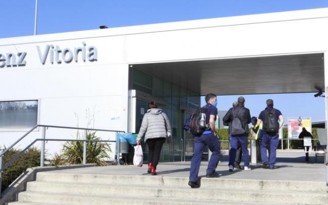 Trabajadores acceden a la planta de Mercedes en Gasteiz.
