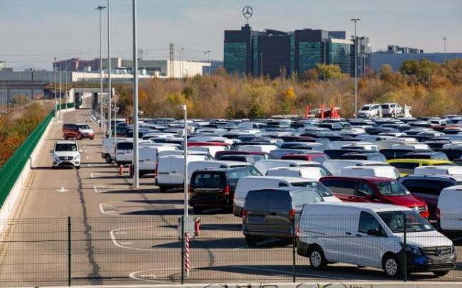 Furgonetas aparcadas en la campa exterior de la planta de Mercedes-Benz