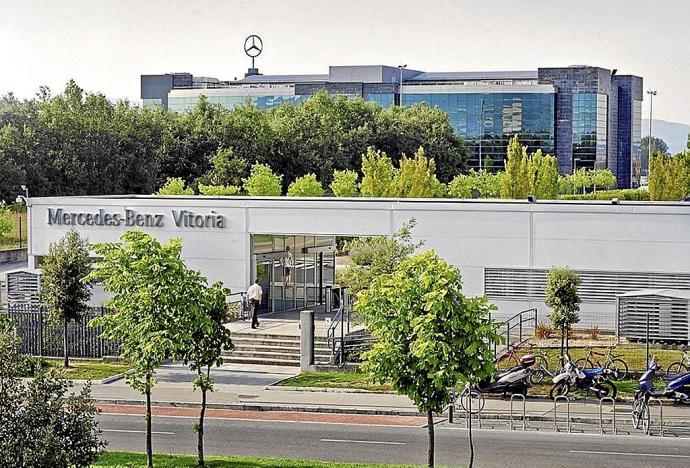 Acceso desde la calle Las Arenas de la fábrica de Mercedes-Benz, con el edificio de oficinas centrales al fondo. Foto: Cedida