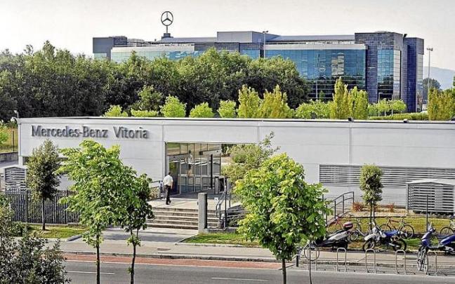 Acceso desde la calle Las Arenas de la fábrica de Mercedes-Benz, con el edificio de oficinas centrales al fondo. Foto: Cedida
