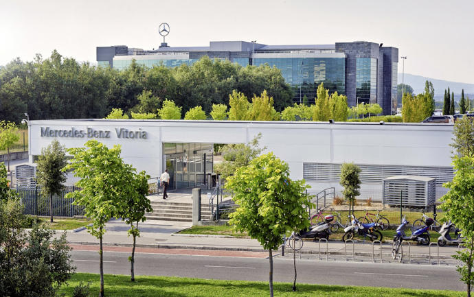 Entrada a la planta de Mercedes-Benz en Vitoria, por el acceso de la calle Las Arenas.