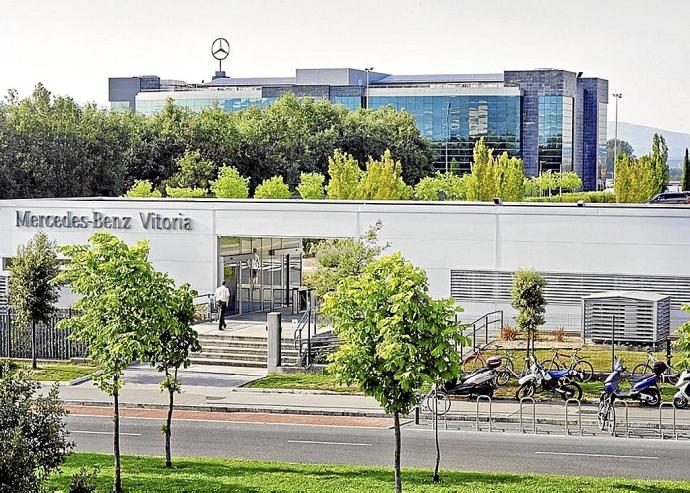 Puerta de acceso a la planta de Mercedes-Benz en Vitoria desde la calle Las Arenas. Foto: Cedida