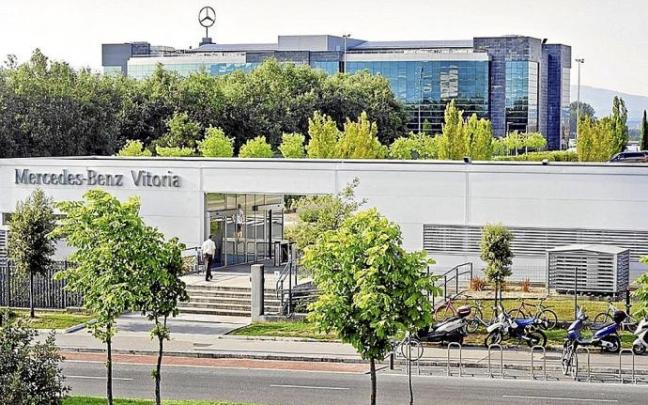 Puerta de acceso a la planta de Mercedes-Benz en Vitoria desde la calle Las Arenas. Foto: Cedida