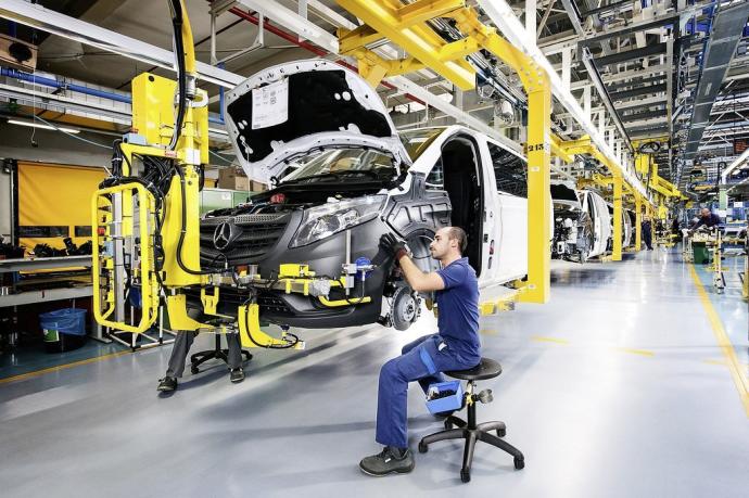 Un operario trabajando en la cadena de montaje de la planta de Mercedes en Vitoria