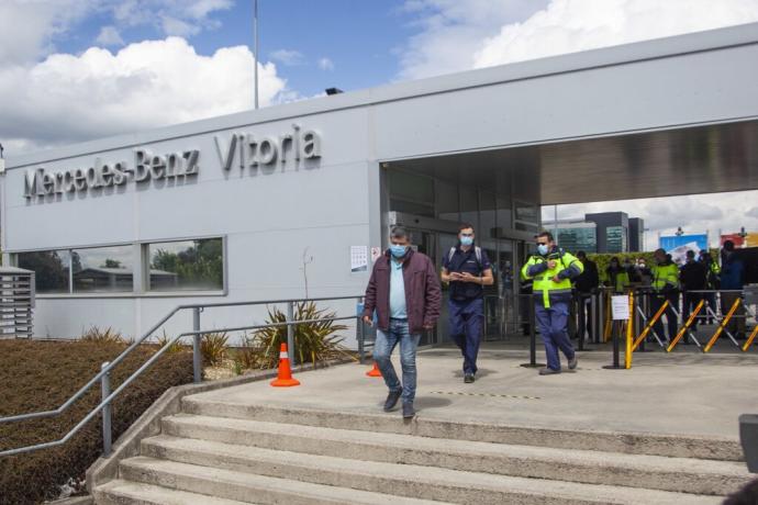 Salida de los trabajadores de la fábrica de Mercedes Benz en Vitoria