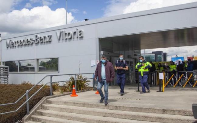 Salida de los trabajadores de la fábrica de Mercedes Benz en Vitoria